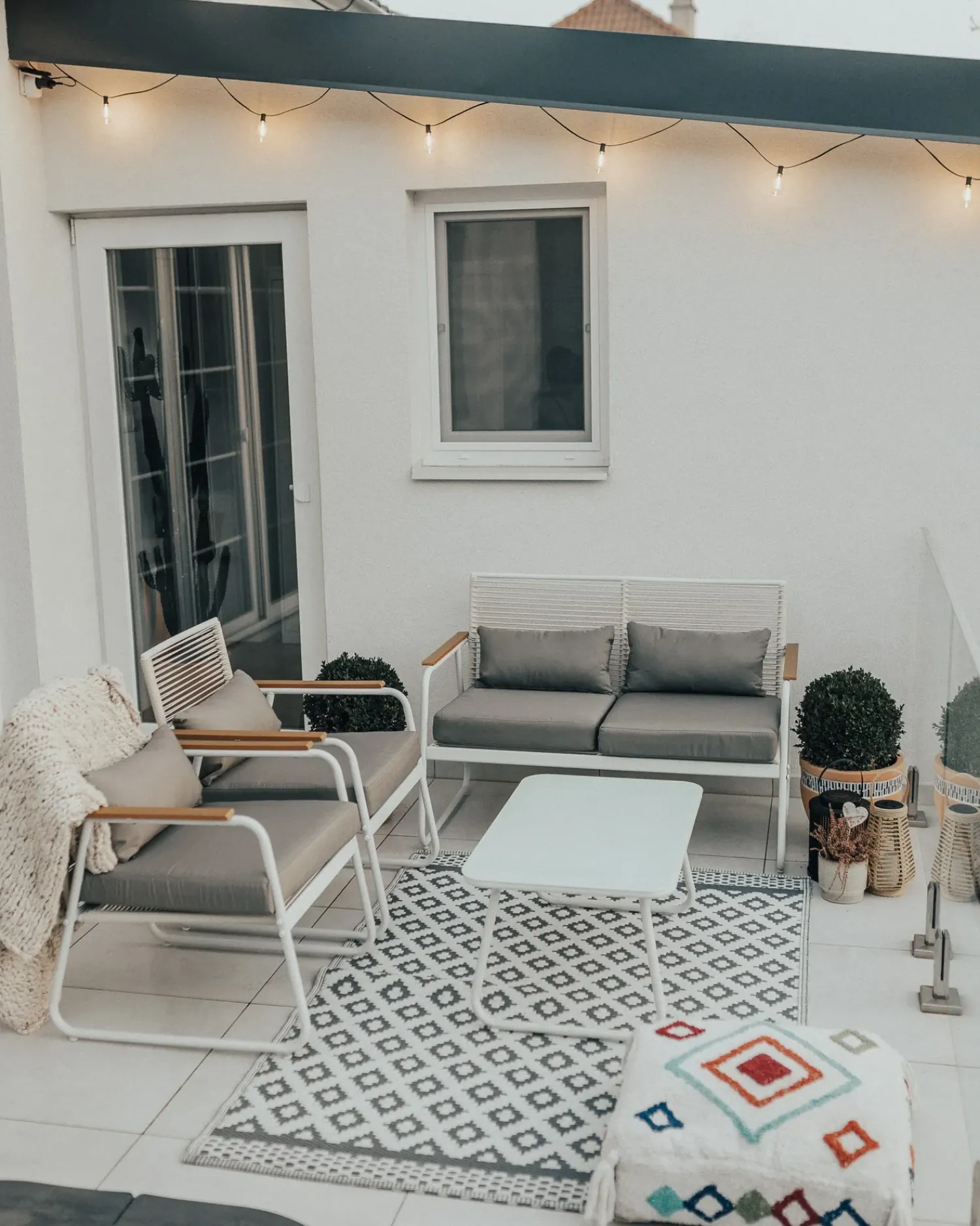 Clearance Beliani Set da giardino con tavolo 4 posti POMONTE Metallo Bianco Bianco Grigio