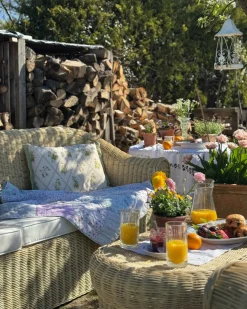 Sale Beliani Set da giardino con tavolo 5 posti LIVADEIA Rattan Naturale Bianco Naturale