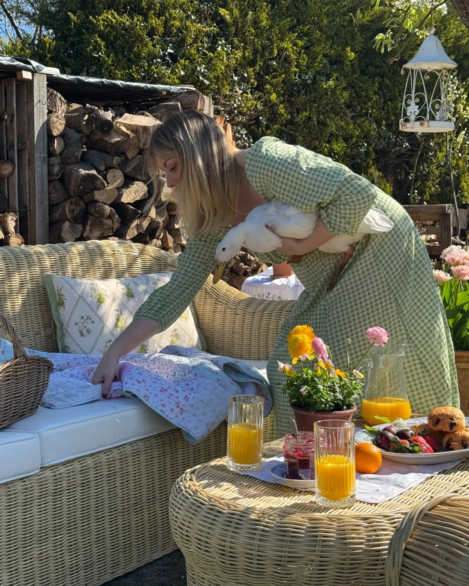 Sale Beliani Set da giardino con tavolo 5 posti LIVADEIA Rattan Naturale Bianco Naturale