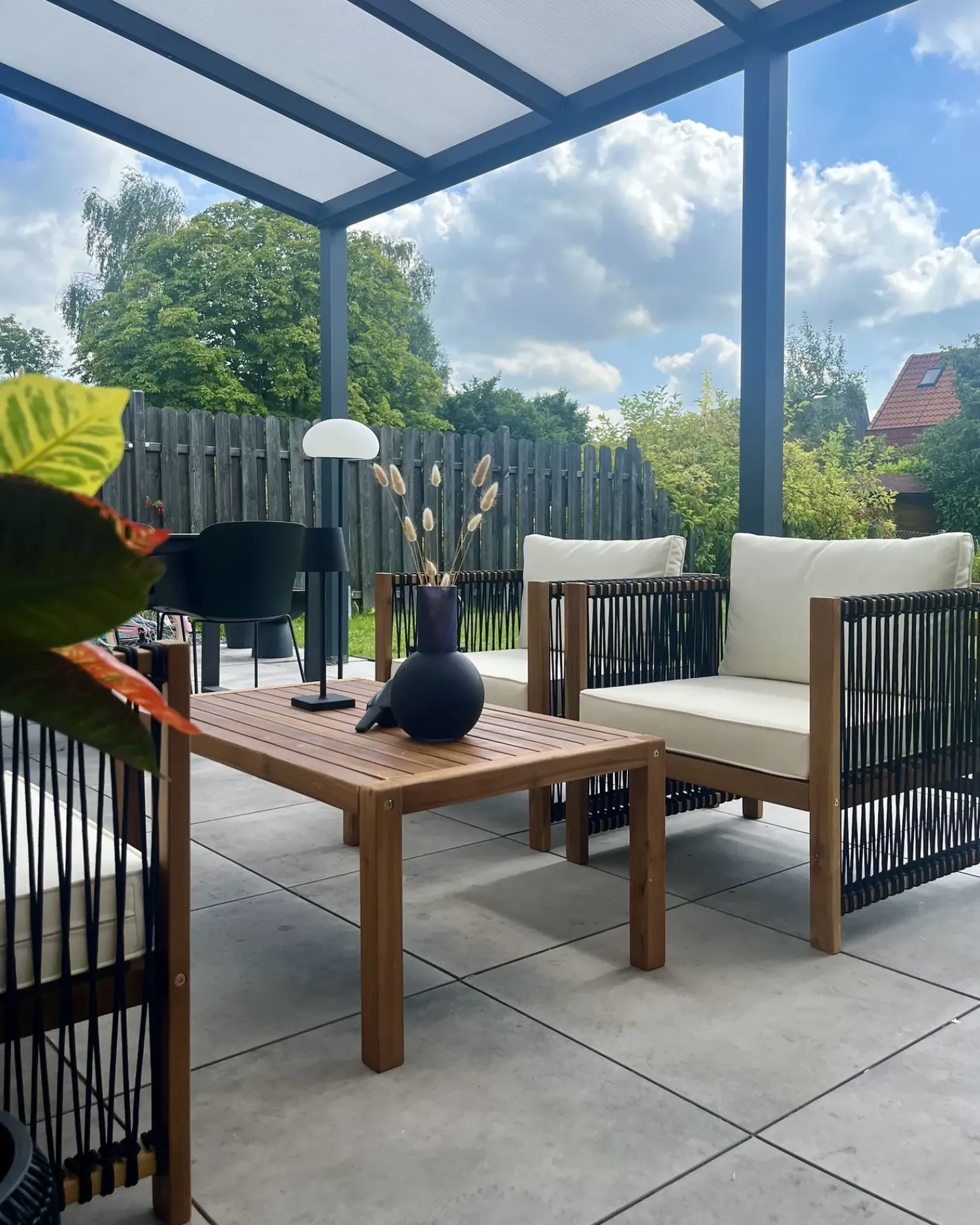 New Beliani Set da giardino con tavolo 4 posti ANTRIA Legno d'acacia Nero Marrone Nero