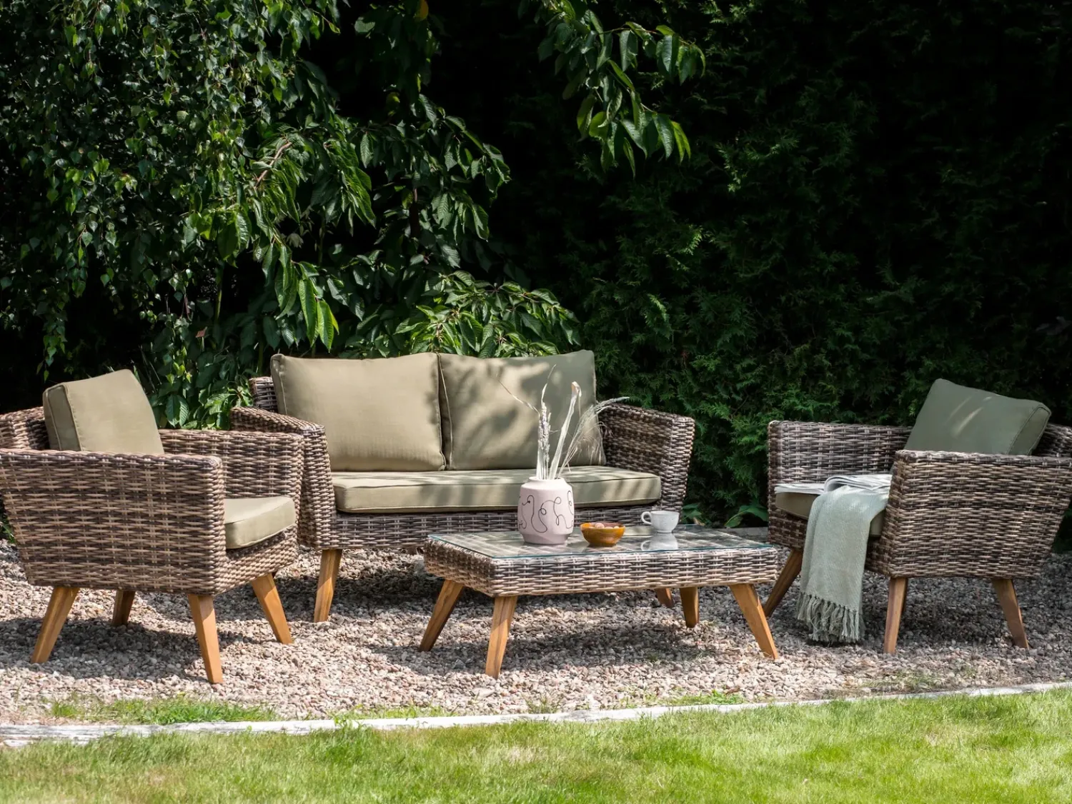 Outlet Beliani Set da giardino con tavolo 4 posti VITTORIA Rattan sintetico (PE) Verde oliva Naturale Marrone Verde