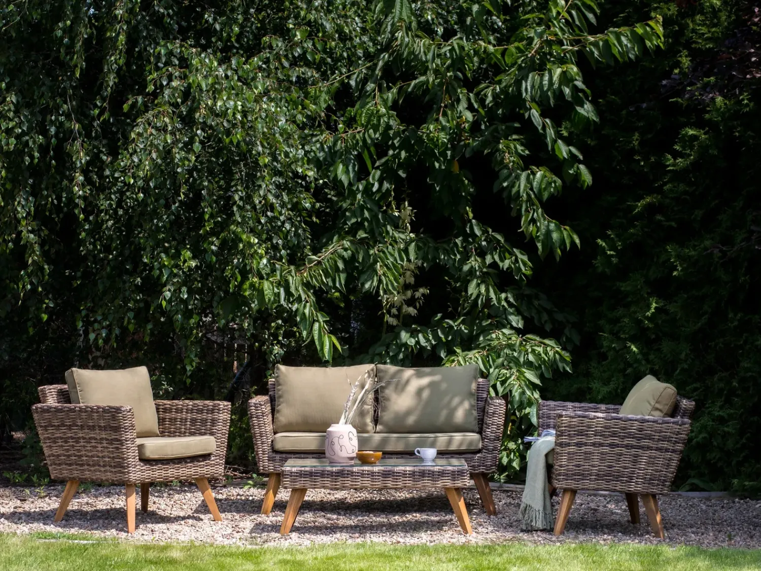 Outlet Beliani Set da giardino con tavolo 4 posti VITTORIA Rattan sintetico (PE) Verde oliva Naturale Marrone Verde