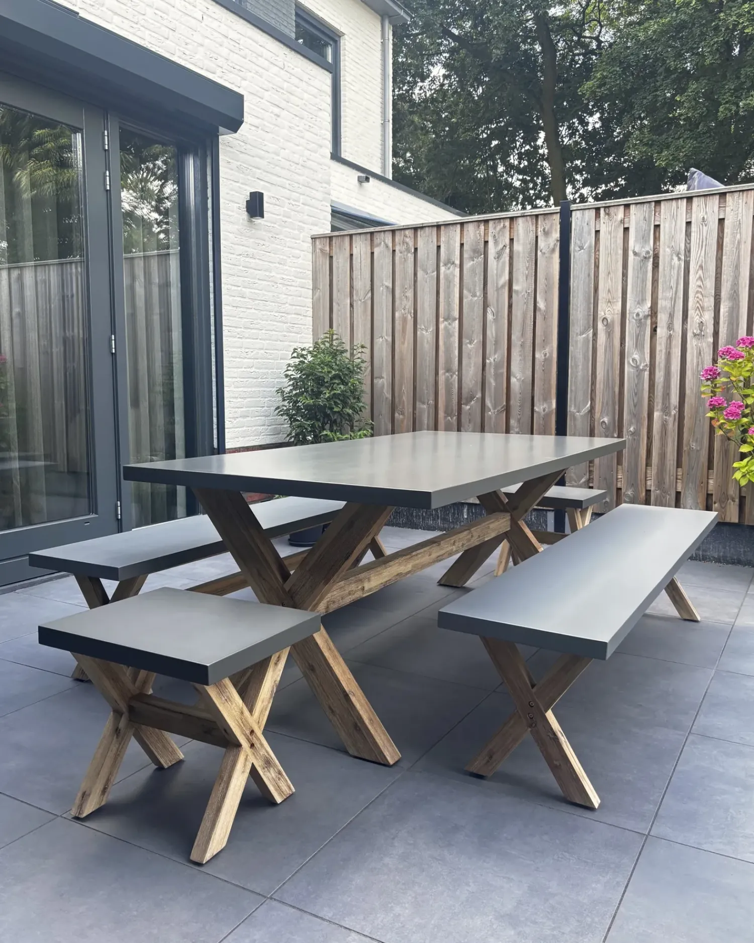 Sale Beliani Set da pranzo da giardino con panche e sgabelli 8 posti OLBIA Cemento Grigio Marrone Grigio