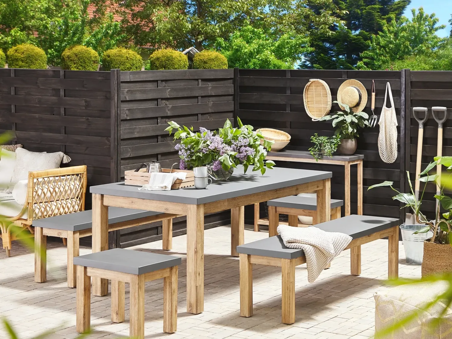 Outlet Beliani Set da pranzo da giardino con panche e sgabelli 8 posti OSTUNI Cemento Grigio Marrone Grigio
