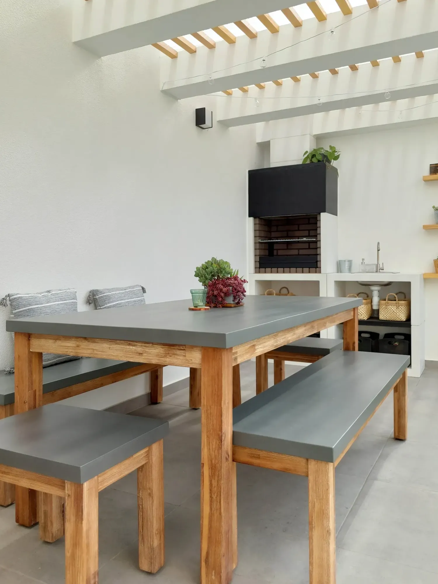 Outlet Beliani Set da pranzo da giardino con panche e sgabelli 8 posti OSTUNI Cemento Grigio Marrone Grigio