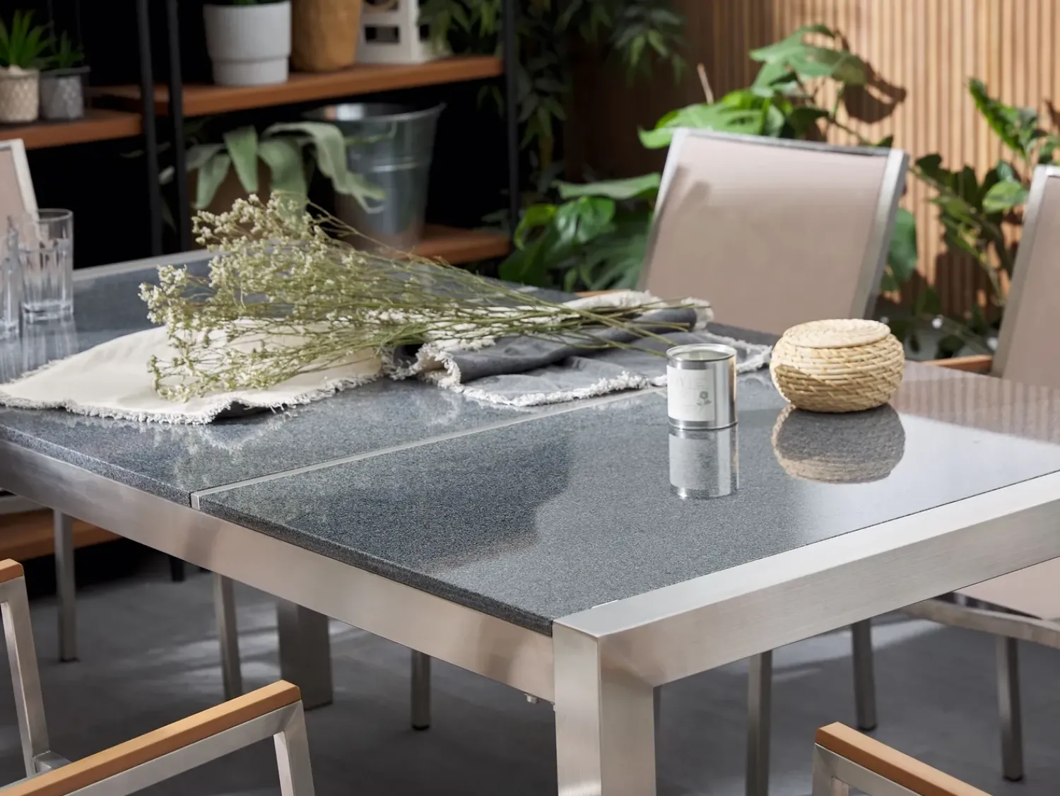 Clearance Beliani Set da pranzo da giardino 6 posti GROSSETO Piastra tripla Granito Lucido Nero/Grigio Argento Grigio Nero