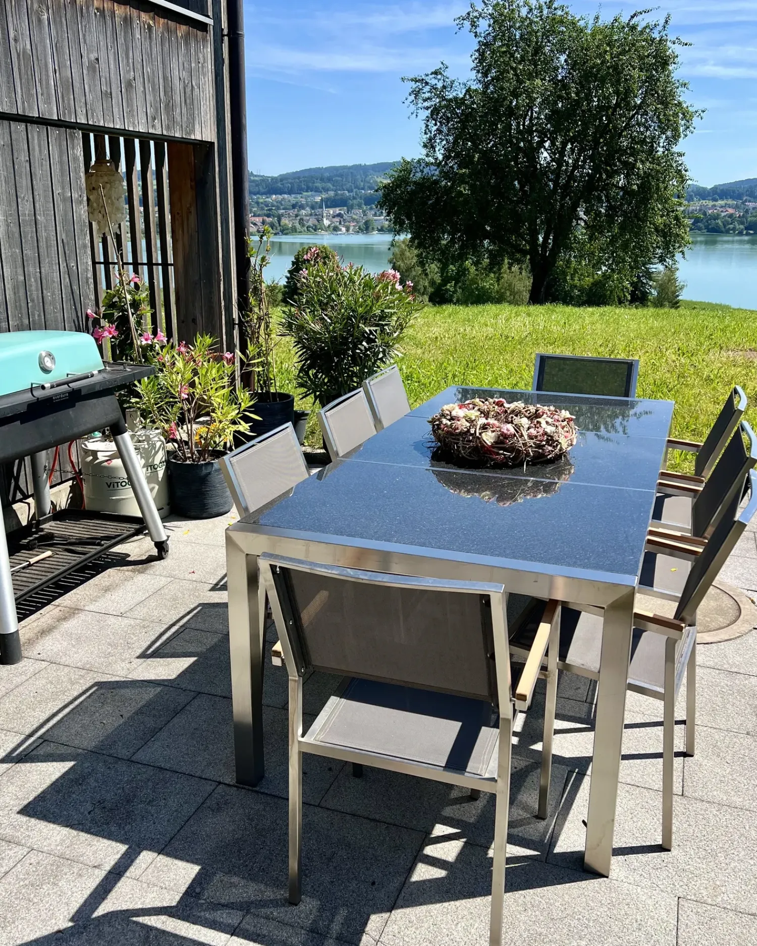 Clearance Beliani Set da pranzo da giardino 8 posti GROSSETO Piastra tripla Granito Lucido Nero/Grigio Argento Grigio Nero
