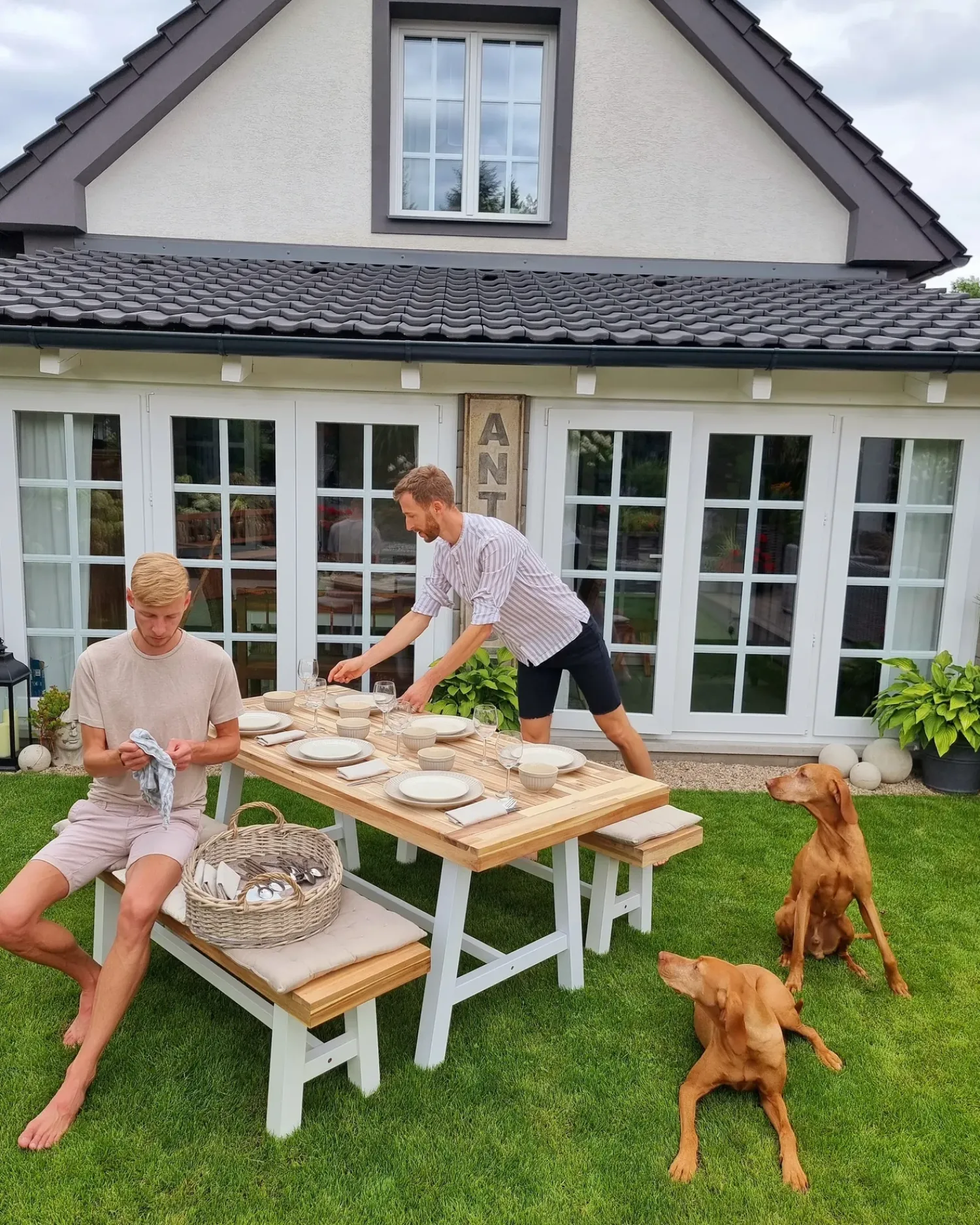 New Beliani Set da pranzo da giardino 6 posti SCANIA Legno d'acacia Bianco Bianco Marrone