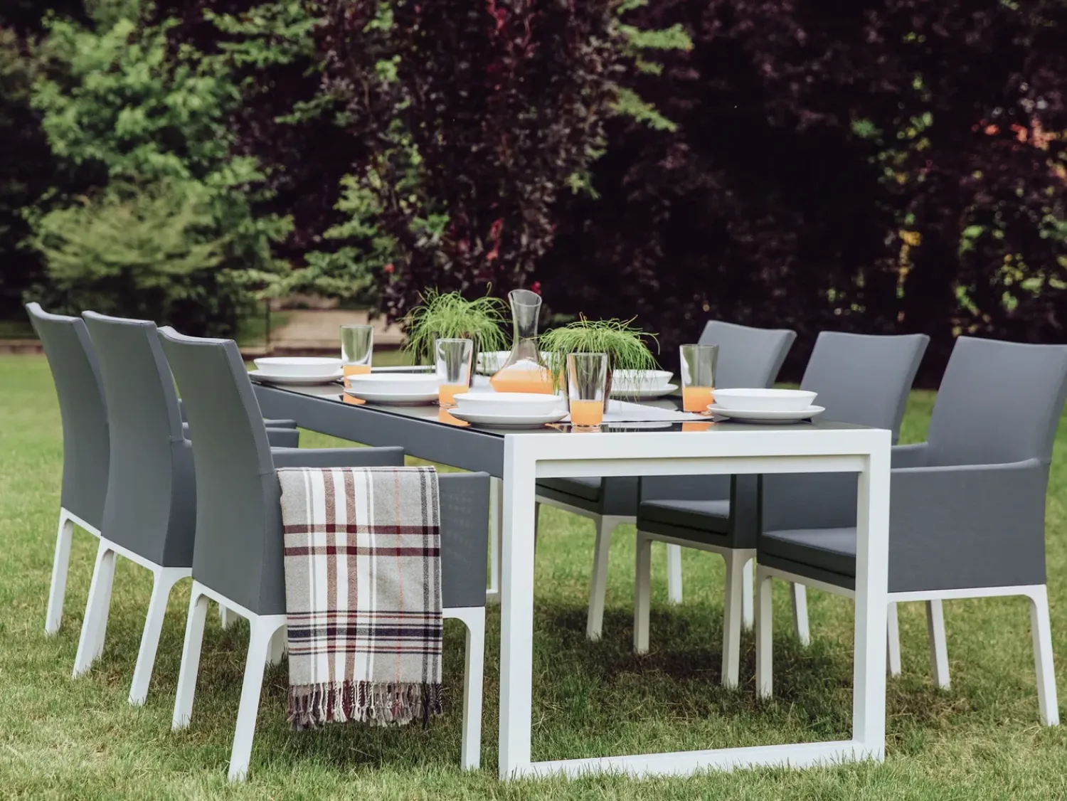 Clearance Beliani Set da pranzo da giardino 6 posti BACOLI con cuscini Metallo Grigio Bianco Grigio