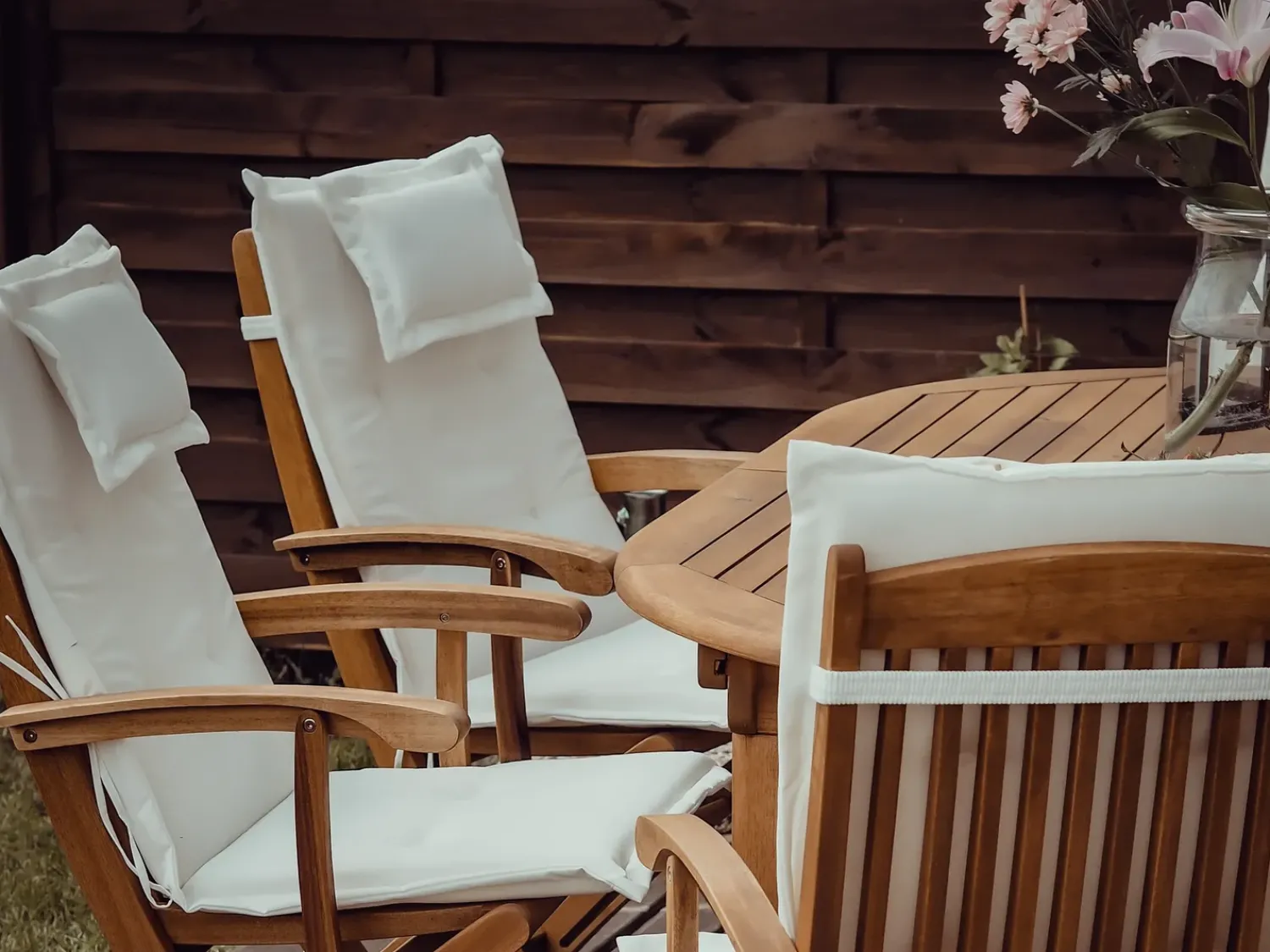 Discount Beliani Set da pranzo da giardino 8 posti MAUI con cuscini Legno d'acacia Bianco sporco Bianco Marrone