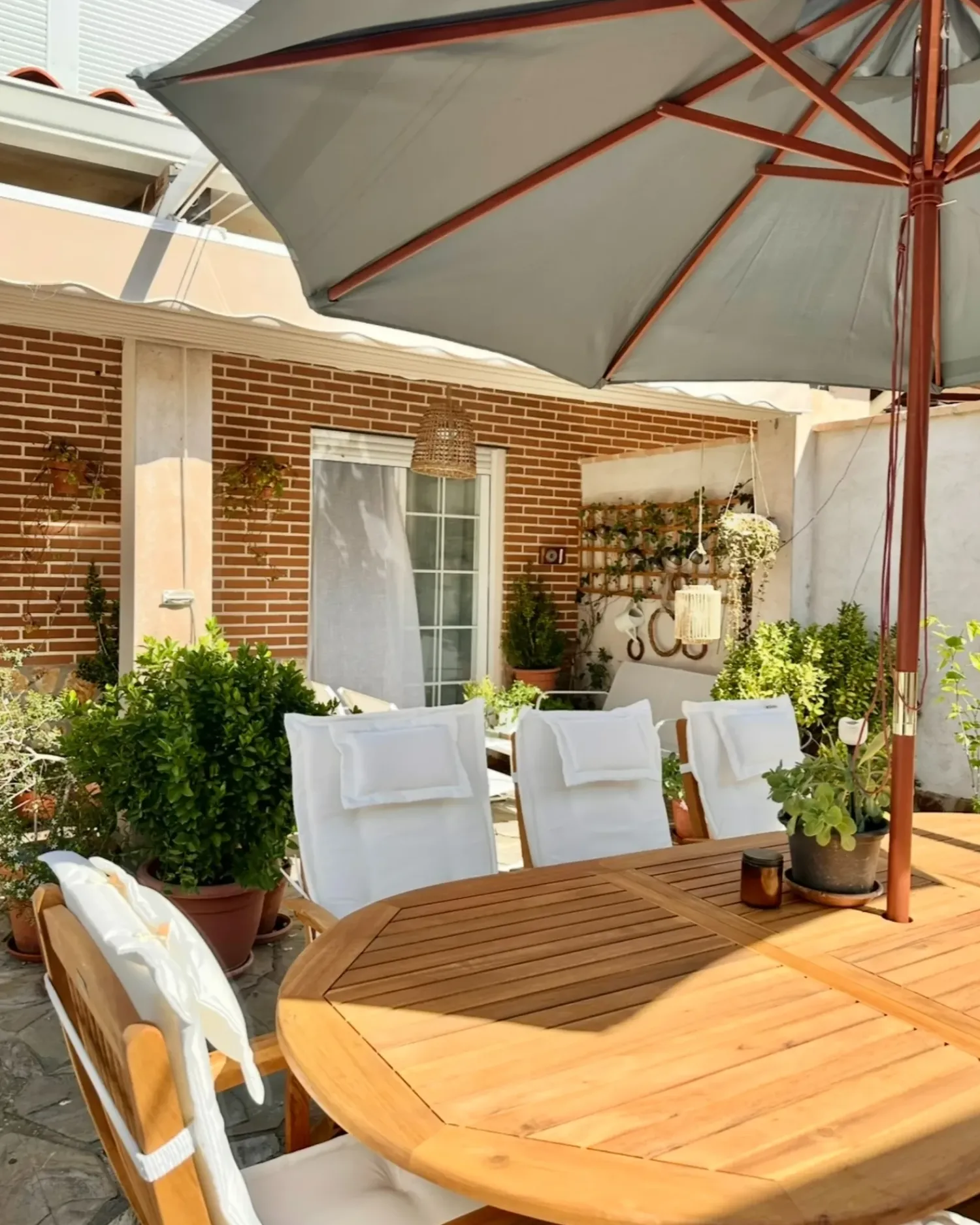 Clearance Beliani Set da pranzo da giardino 8 posti MAUI con Ombrellone Legno d'acacia Bianco sporco Bianco Marrone Grigio