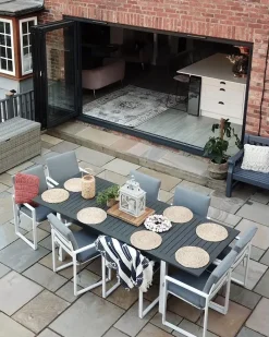 Beliani Set da pranzo da giardino 8 posti PANCOLE con cuscini Metallo Grigio Bianco Grigio