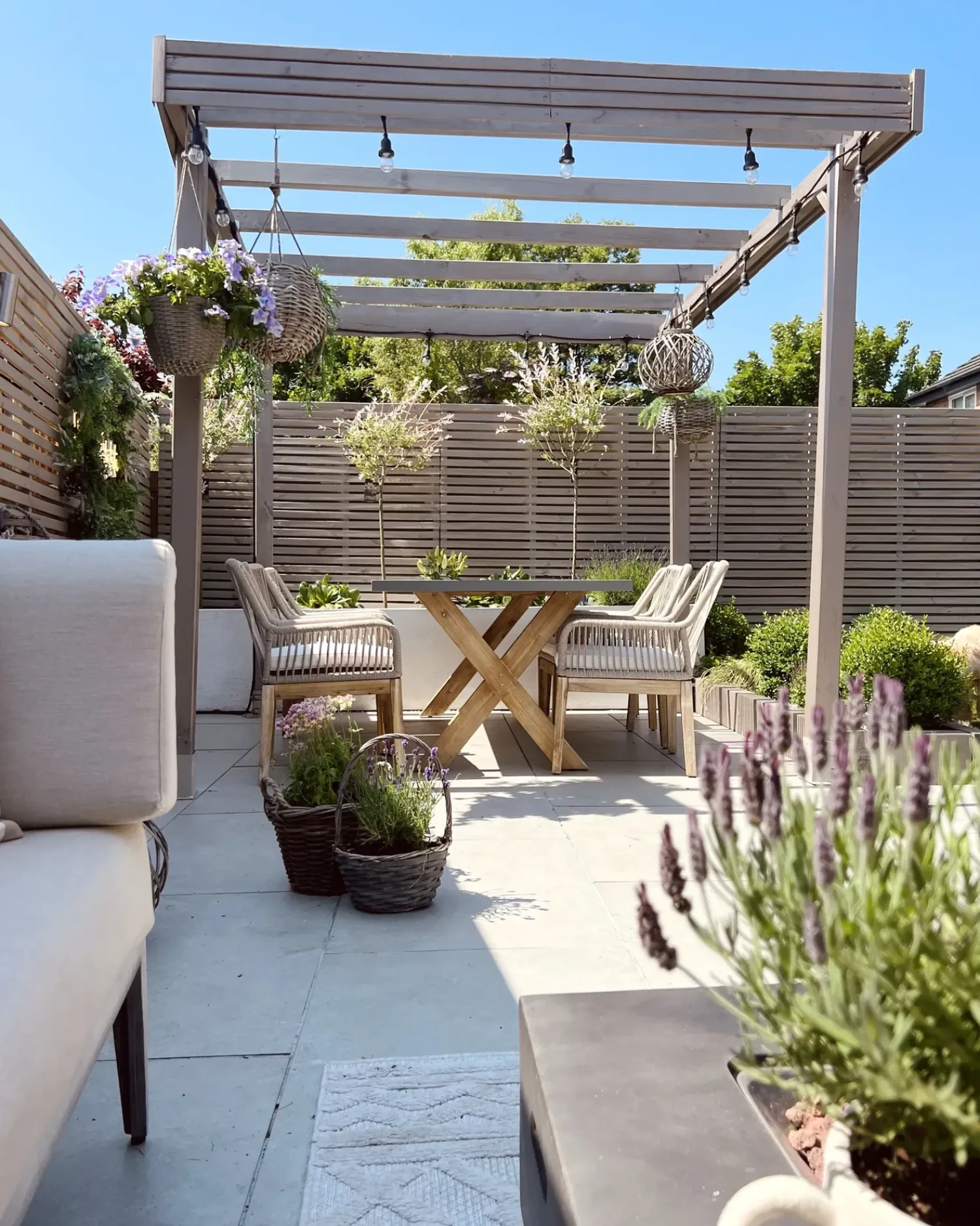 Discount Beliani Set da pranzo da giardino 6 posti OLBIA con cuscini Beige Beige Marrone Grigio