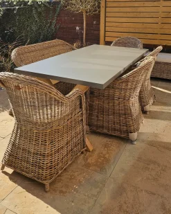Sale Beliani Set da pranzo da giardino 4 posti SUSUA/OLBIA con cuscini Cemento Marrone chiaro Bianco Beige Naturale Marrone Grigio