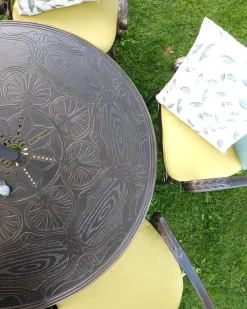Outlet Beliani Set da pranzo da giardino 4 posti SAPRI con Ombrellone (16 opzioni) Metallo Marrone scuro Beige Verde Marrone