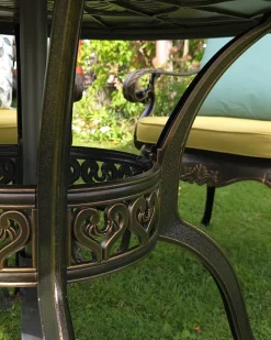 Outlet Beliani Set da pranzo da giardino 4 posti SAPRI con Ombrellone (16 opzioni) Metallo Marrone scuro Beige Verde Marrone
