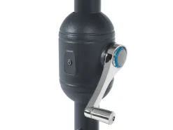 Outlet Beliani Set da pranzo da giardino 4 posti SAPRI con Ombrellone (16 opzioni) Metallo Marrone scuro Beige Verde Marrone