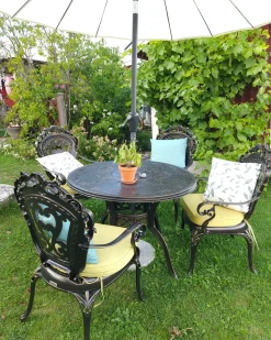 Outlet Beliani Set da pranzo da giardino 4 posti SAPRI con Ombrellone (16 opzioni) Metallo Marrone scuro Beige Verde Marrone