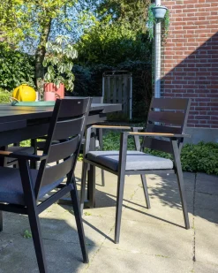 Discount Beliani Set da pranzo da giardino 8 posti VALCANETTO/TAVIANO con cuscini Metallo Nero Grigio Marrone Nero