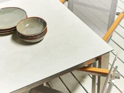 Outlet Beliani Set da pranzo da giardino 4 posti COSOLETO Vetro temperato Bianco Argento Bianco Beige