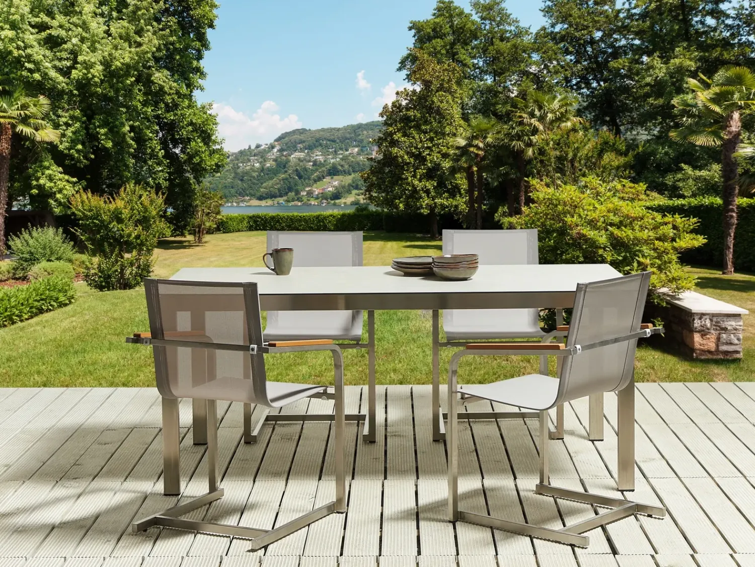 Outlet Beliani Set da pranzo da giardino 4 posti COSOLETO Vetro temperato Bianco Argento Bianco Beige