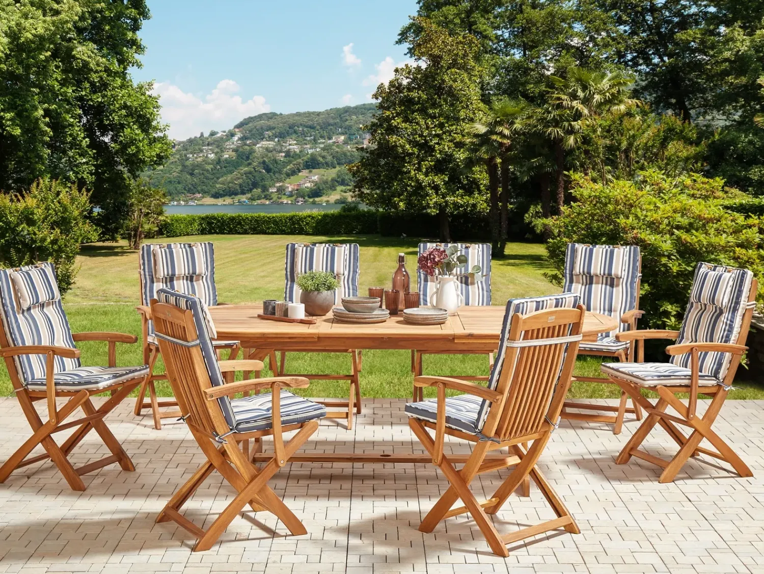 Outlet Beliani Set da pranzo da giardino 8 posti MAUI II con cuscini Legno d'acacia Multicolore Beige Blu Marrone Multicolore