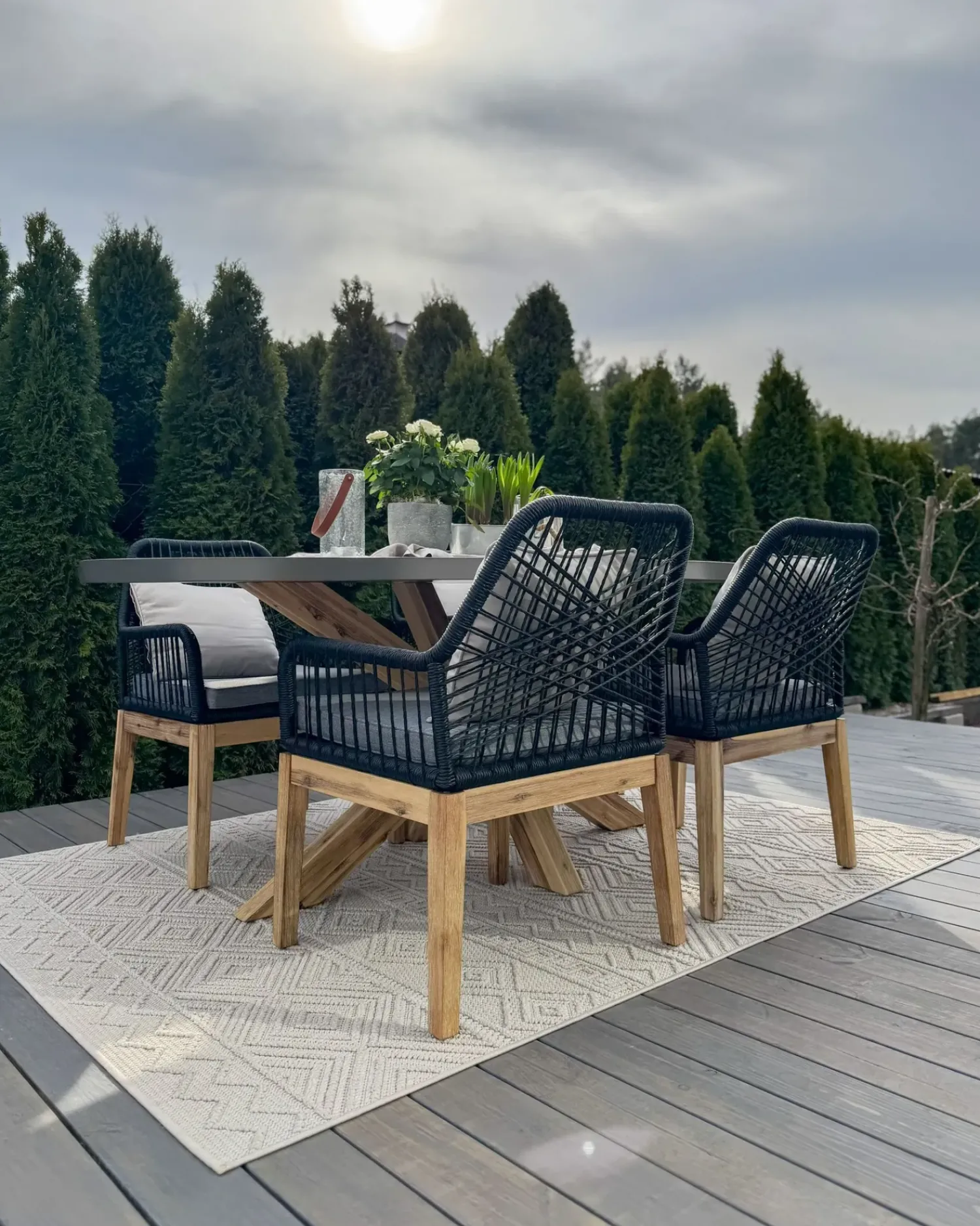 Clearance Beliani Set da pranzo da giardino 4 posti ORISTANO con cuscini Cemento Nero Marrone Grigio Nero