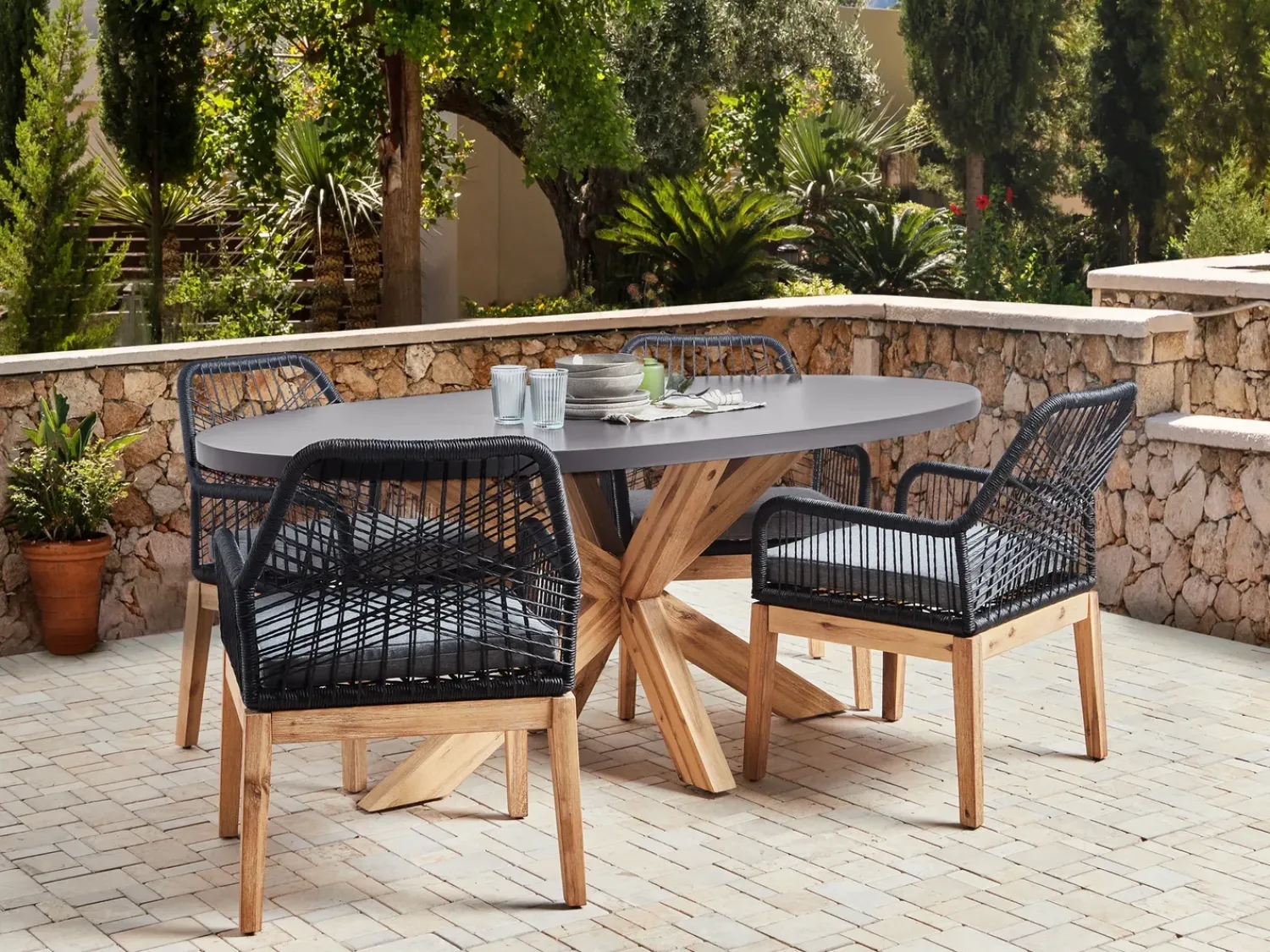 Clearance Beliani Set da pranzo da giardino 4 posti ORISTANO con cuscini Cemento Nero Marrone Grigio Nero