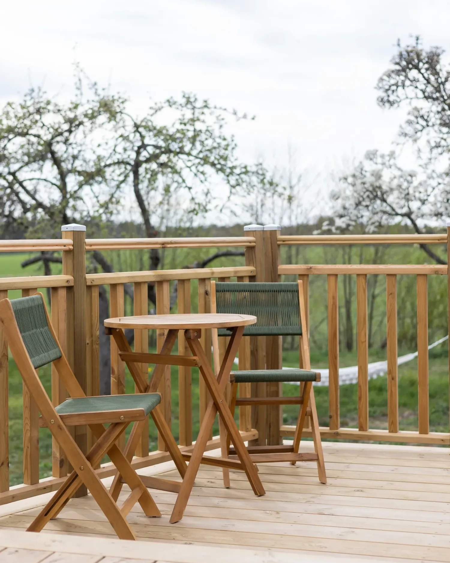 Beliani Set da pranzo da giardino 4 posti PROSSEDI Legno d'acacia Verde Marrone Verde