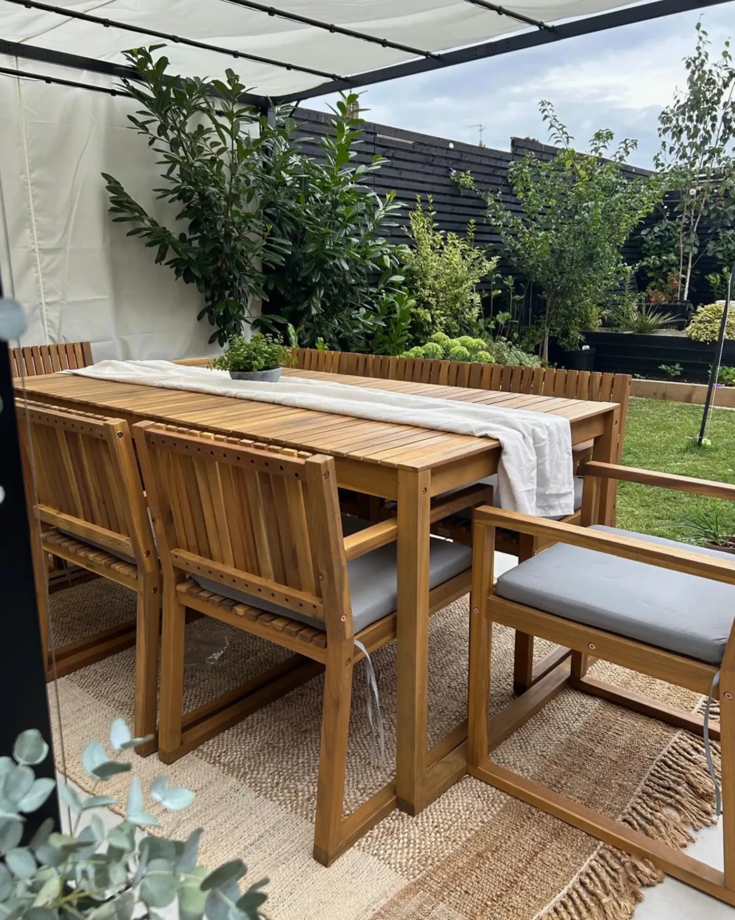 Hot Beliani Set da pranzo da giardino 8 posti SASSARI PREMIUM con cuscini Legno di acacia certificato Grigio chiaro Marrone Grigio