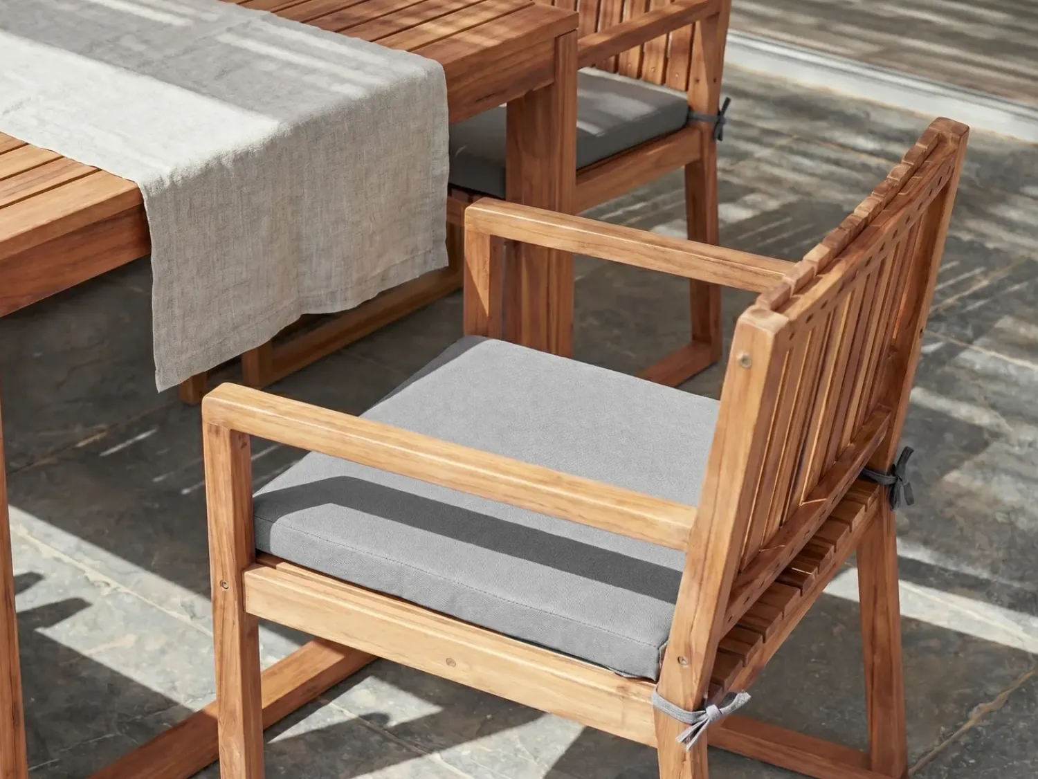 Hot Beliani Set da pranzo da giardino 8 posti SASSARI PREMIUM con cuscini Legno di acacia certificato Grigio chiaro Marrone Grigio