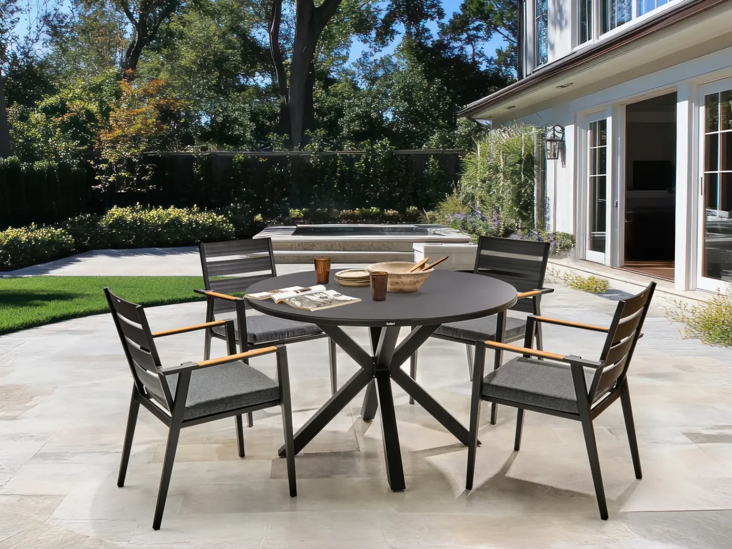 Outlet Beliani Set da pranzo da giardino 4 posti MALETTO/TAVIANO con cuscini Metallo Nero Marrone Nero