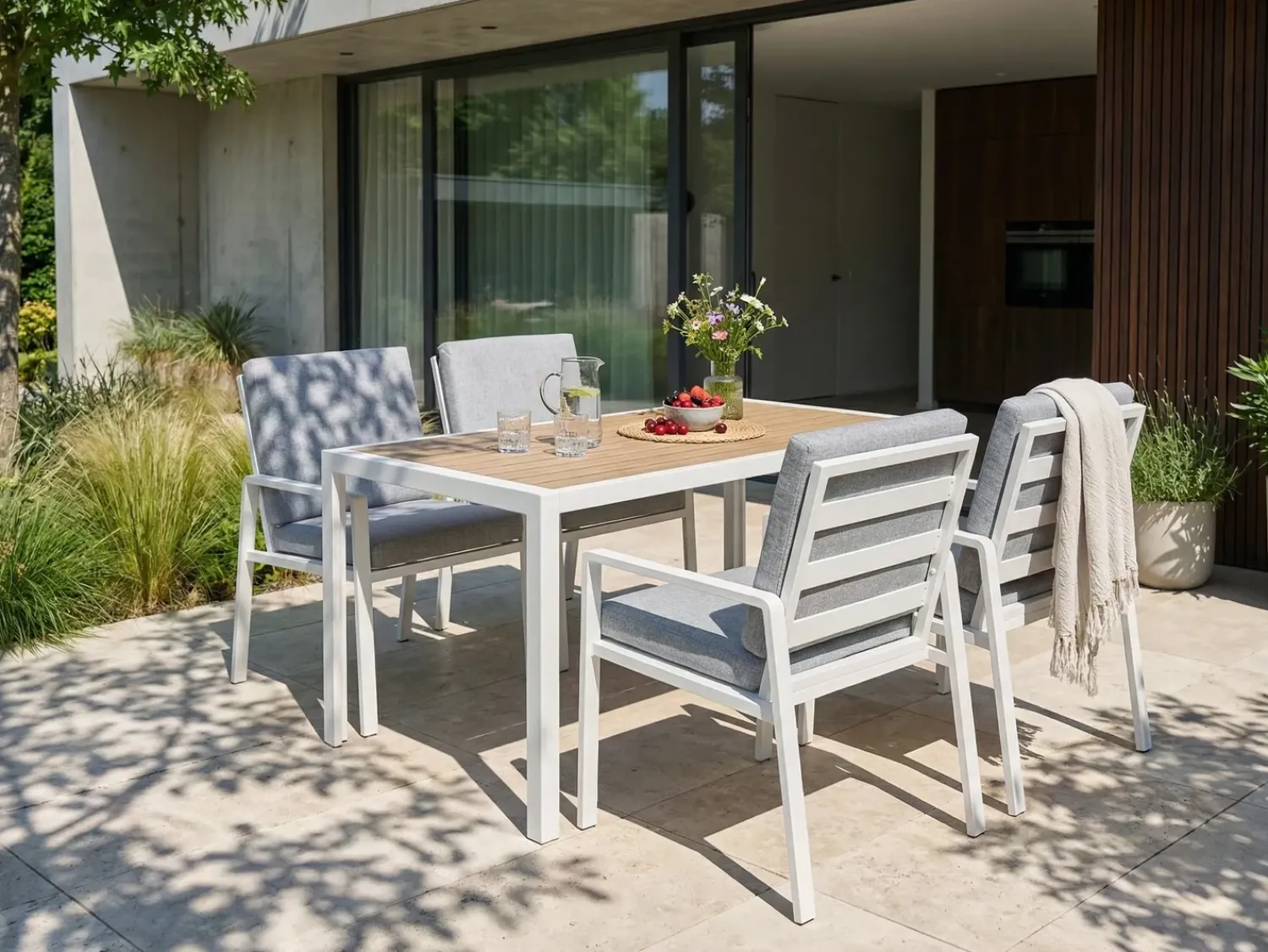 Beliani Set da pranzo da giardino 4 posti VISSO Grigio/Bianco Bianco Beige Grigio