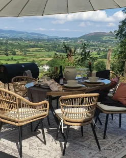 Beliani Set da pranzo da giardino 6 posti ALIANO con cuscini Rattan sintetico (PE) Rosa pastello Beige Naturale Nero Rosa