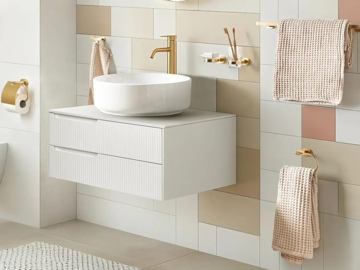 Outlet Beliani Set di 6 accessori da bagno TOCOPILLA con barre e ganci per asciugamani Oro