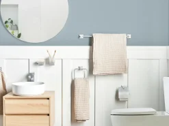 Hot Beliani Set di 6 accessori da bagno UVITA con barre e ganci per asciugamani Argento