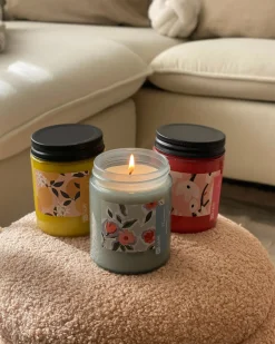 Online Beliani Set di 3 Candele Profumate FRUITY BLOOM Cera di Soia Note orientali Note di erba Note floreali Giallo Rosa Blu