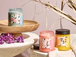 Online Beliani Set di 3 Candele Profumate FRUITY BLOOM Cera di Soia Note orientali Note di erba Note floreali Giallo Rosa Blu