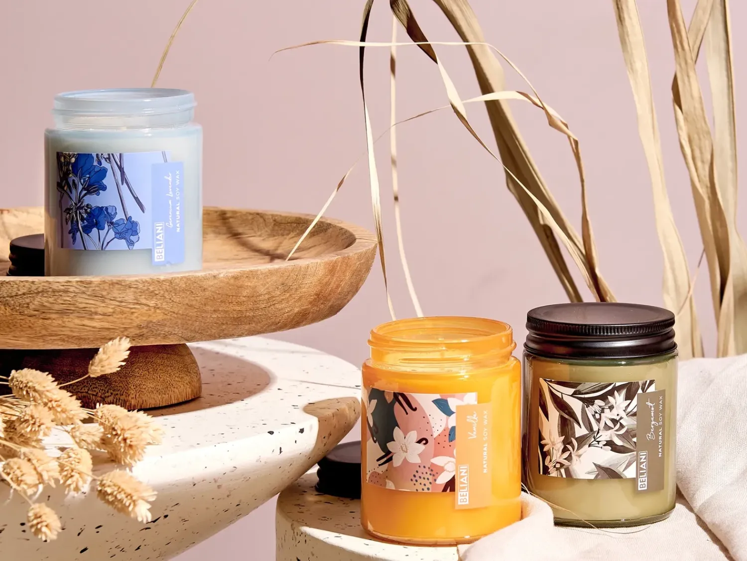 Beliani Set di 3 Candele Profumate FRUITY BLOOM Cera di Soia Note fresche Note floreali Giallo Blu Verde