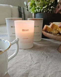 Outlet Beliani Set di 3 Candele Profumate SIMPLICITY Cera di Soia Note fruttate Note fresche Bianco Marrone