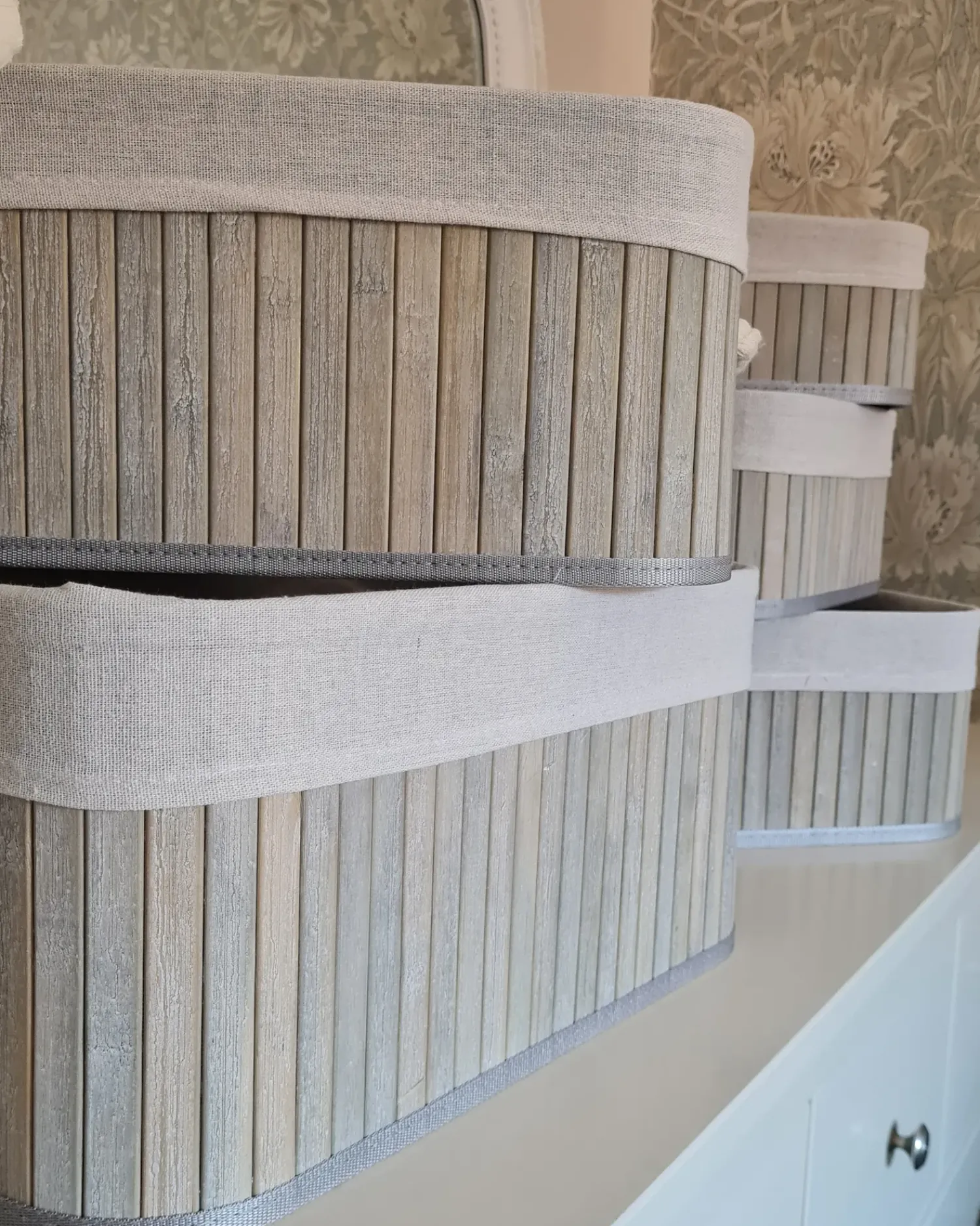 Beliani Set di 5 cestini TALPE Bambù Grigio Bianco Grigio