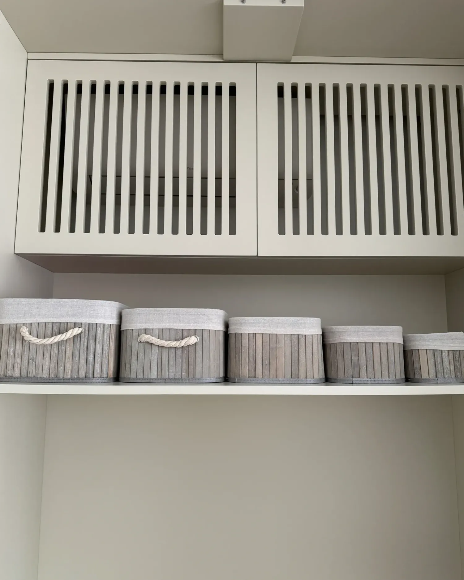 Beliani Set di 5 cestini TALPE Bambù Grigio Bianco Grigio