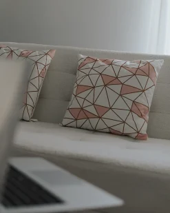 New Beliani Set di 2 cuscini CLARKIA Cotone 45 x 45 cm Rosa Trama geometrica Bianco Oro Rosa