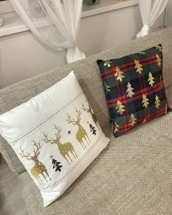 Beliani Set di 2 cuscini CUPID 45 x 45 cm Verde scuro Modello natalizio Oro Rosso Verde
