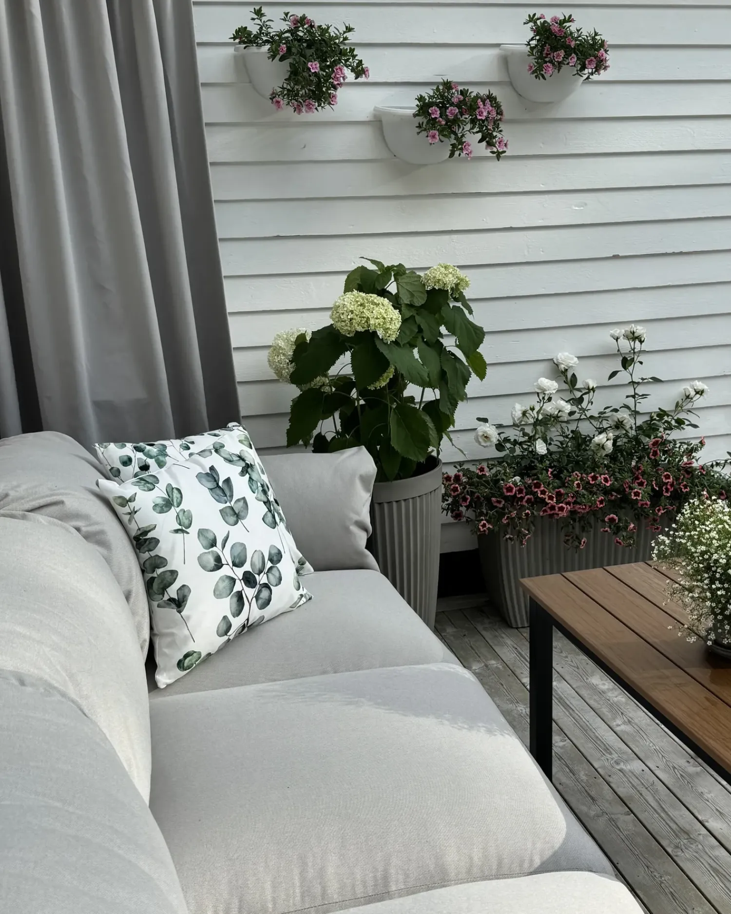 Outlet Beliani Set di 2 cuscini da esterno BOSQUE Trama di piante 45 x 45 cm Verde Bianco Verde