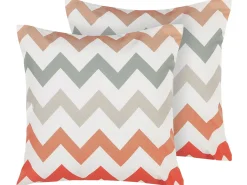 Outlet Beliani Set di 2 cuscini da esterno LAGARO Trama Chevron 45 x 45 cm Multicolore Arancione Bianco Grigio Rosso Multicolore