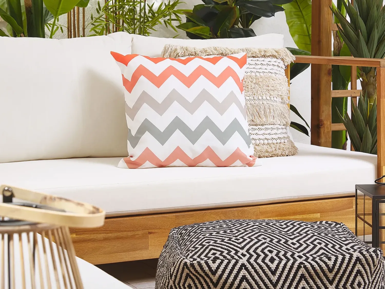 Outlet Beliani Set di 2 cuscini da esterno LAGARO Trama Chevron 45 x 45 cm Multicolore Arancione Bianco Grigio Rosso Multicolore