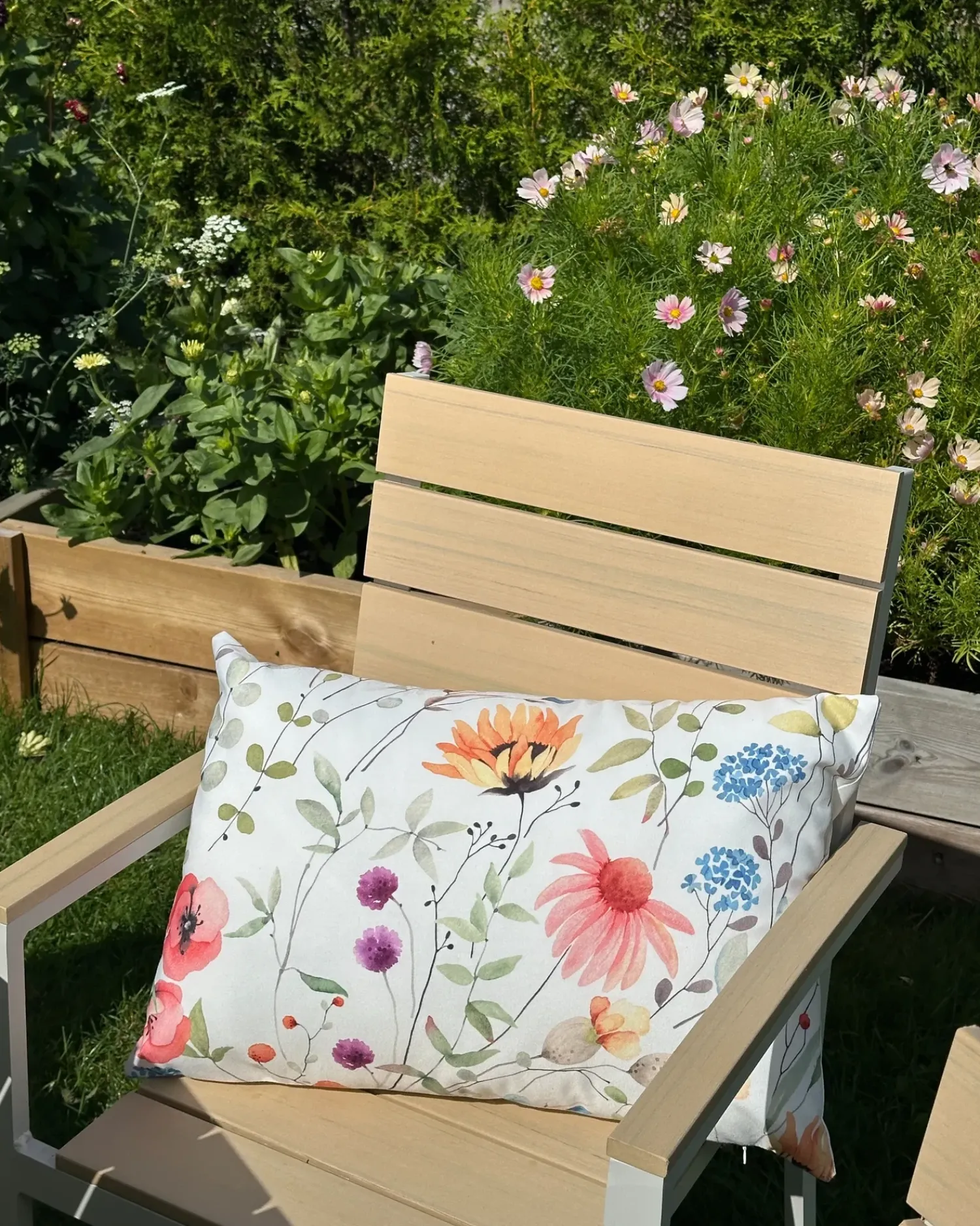 Beliani Set di 2 cuscini da esterno MONESI Trama floreale Multicolore Bianco Multicolore