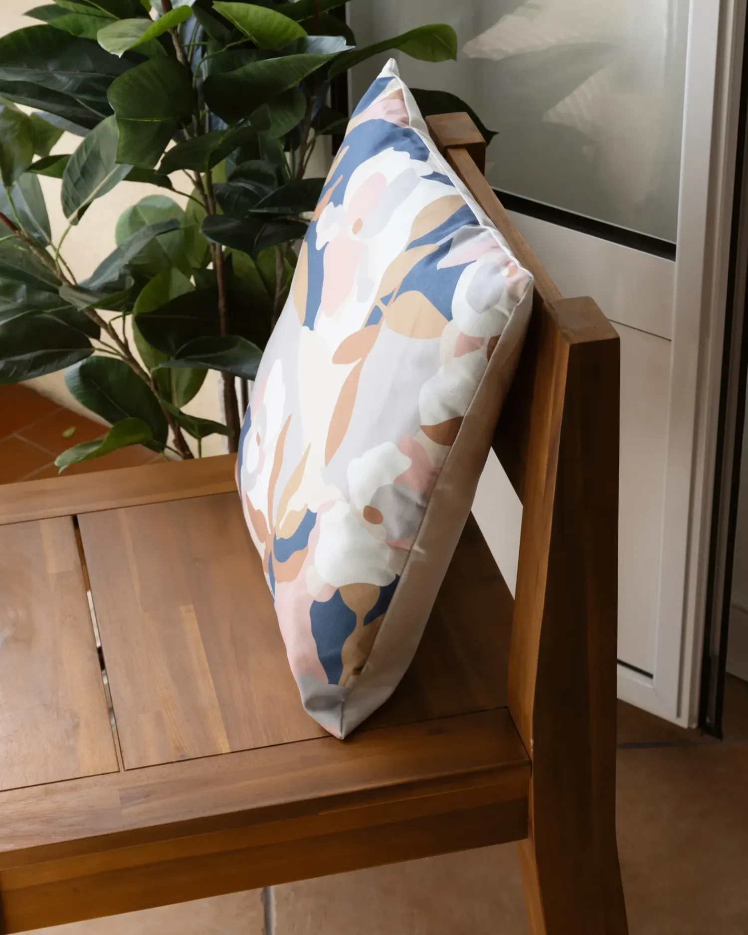 Outlet Beliani Set di 2 cuscini da esterno VEREZZI Trama floreale Multicolore Bianco Blu Multicolore Rosa