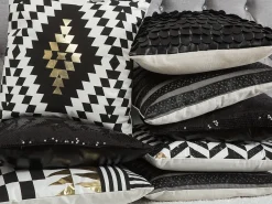 Beliani Set di 2 cuscini DALIA Cotone 45 x 45 cm Nero Trama geometrica Bianco Oro Nero